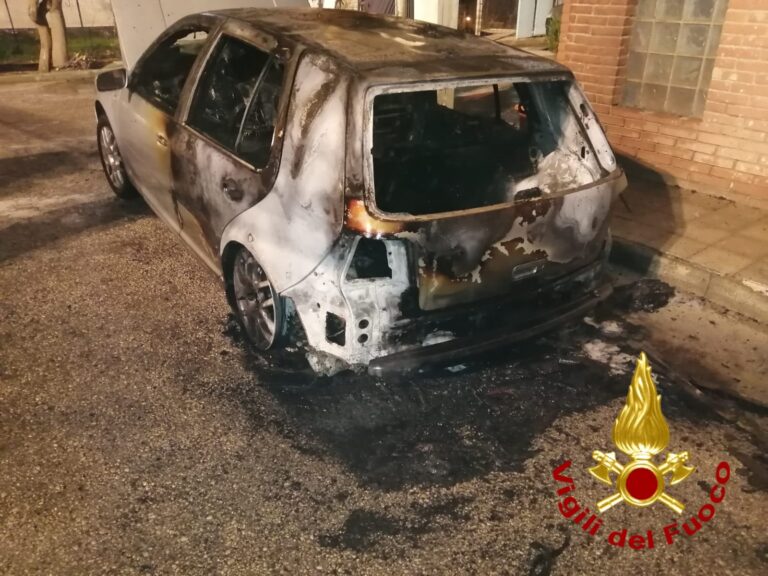 Quadrelle, auto in fiamme nella notte: pista dolosa per le indagini