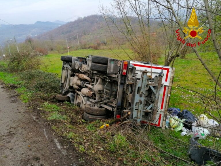 Camion per la raccolta rifiuti si ribalta: solo tanta paura per il conducente