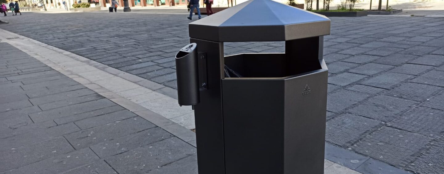 FOTO / Nuovi cestini al Corso, presto sarà pronta anche Piazza Castello. Il sindaco: “Avellino sempre più bella”