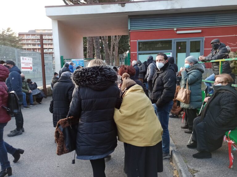 FOTO E VIDEO / Ritardi nella consegna dei vaccini, anziani in attesa per ore al freddo al campo Coni di Avellino
