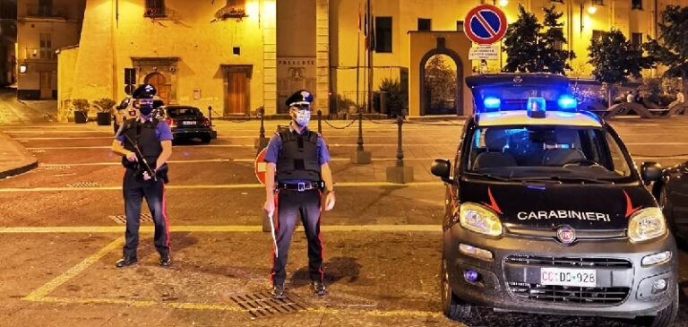 Covid: giocano a carte al circolo senza mascherina, 8 sanzioni a Napoli