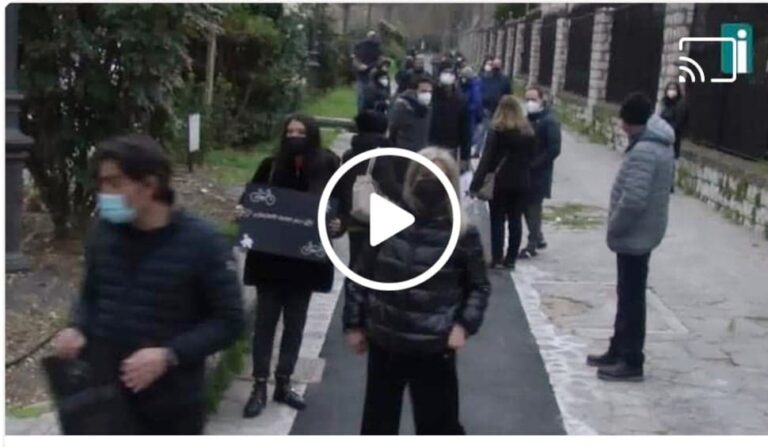 Flash mob a Viale Italia: “Questa pista ciclabile non ci piace”/VIDEO