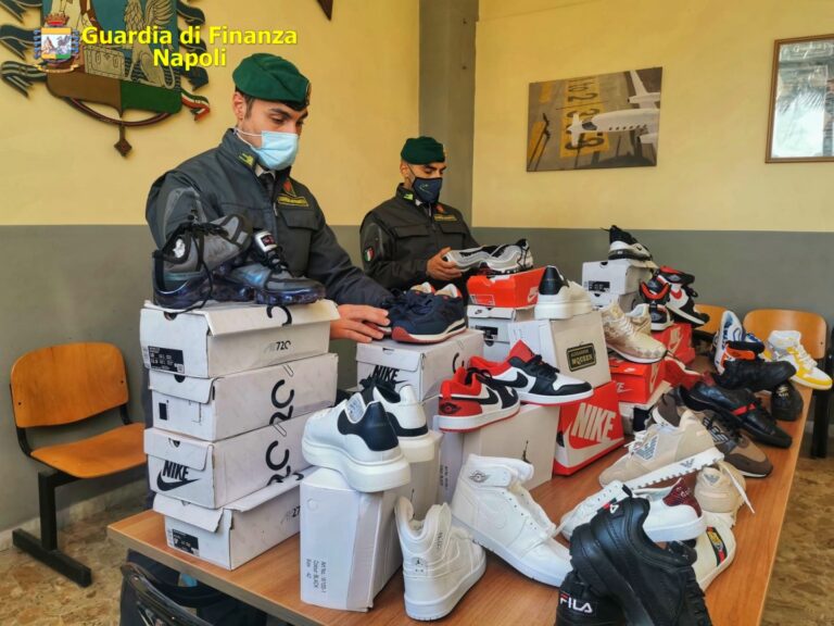 VIDEO / Napoli, 139mila articoli contraffatti sequestrati: due persone denunciate