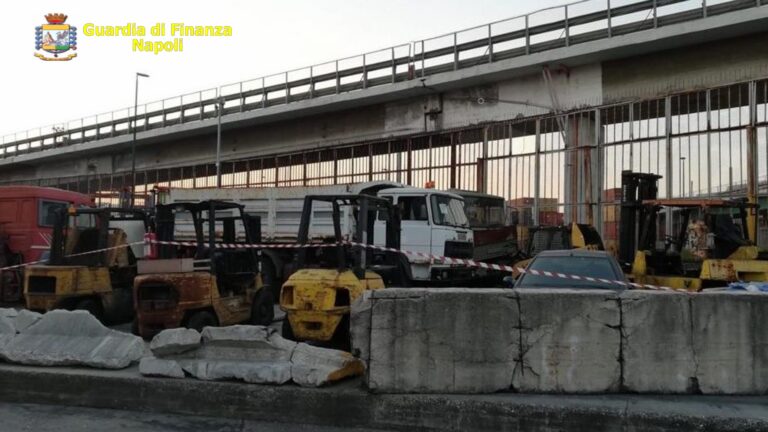 VIDEO/ Rifiuti stoccati senza autorizzazione al porto di Napoli: scatta una denuncia