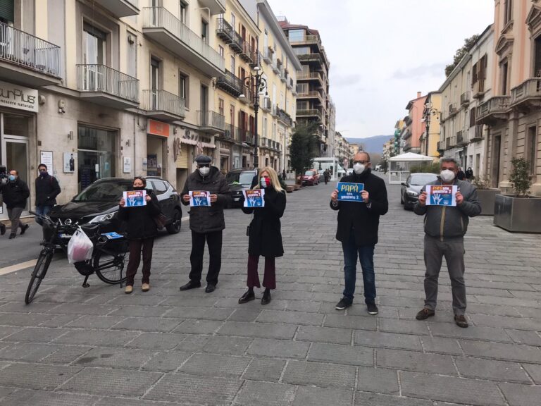VIDEO/ “Festa del papà, non del genitore 2”. Flash-mob di Fratelli d’Italia ad Avellino