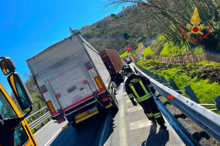 A16, scontro tra autocarri