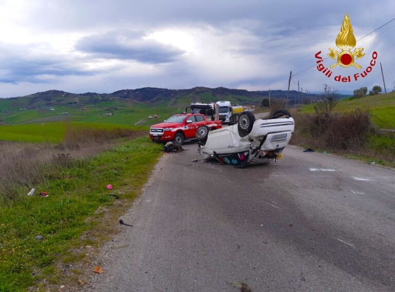 Montecalvo, auto finisce fuori strada e si ribalta: 20enne in ospedale