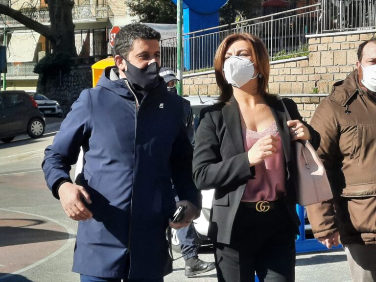 FOTO E VIDEO / “Ancora troppi idioti in giro, la zona rossa ottimo deterrente come i vaccini”. “Stiamo rubando il futuro ai nostri figli”. Virus, le paure di D’Alessio e Morgante