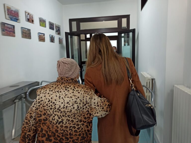 FOTO E VIDEO / Qui Mercogliano, Grazia si vaccina “scortata” dal giovane assessore: “Covid peggio di guerra e terremoto”