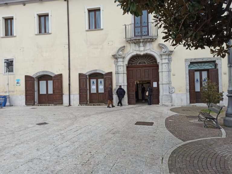 Dramma a Montoro, cade dal balcone e muore