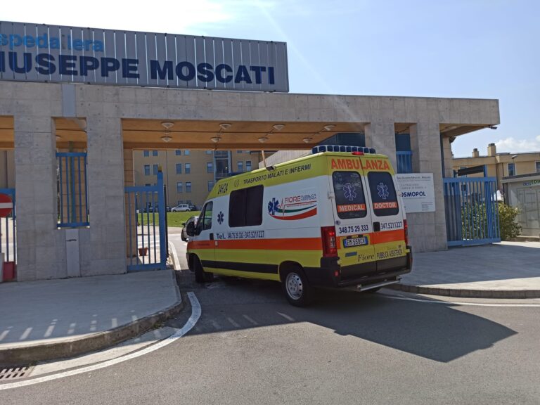 Incidente stradale a Contrada, coinvolte auto e una moto: feriti in ospedale
