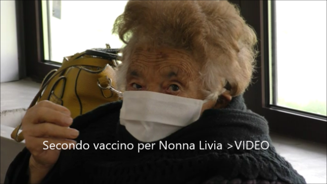 Nonna Livia di Calitri torna a Bisaccia per il secondo vaccino: “Ho fatto il mio dovere nonostante il mal di schiena, stavolta non a piedi ma in auto”/VIDEO