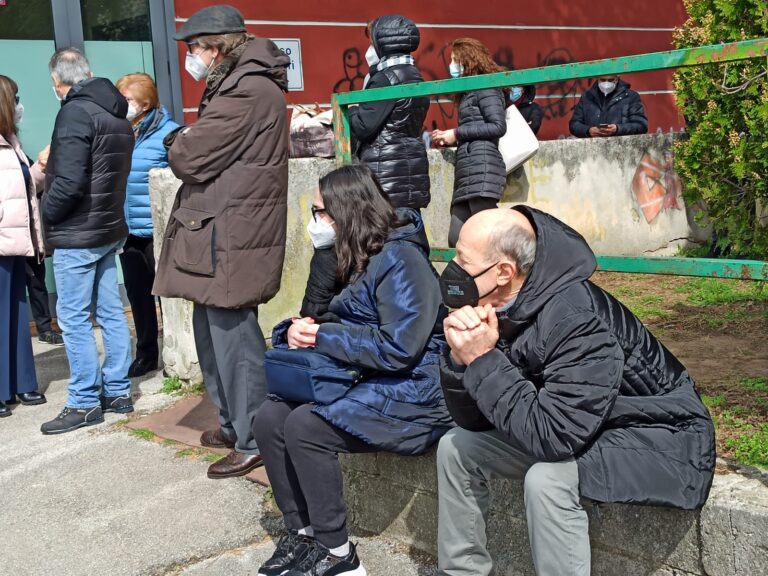 FOTO E VIDEO / AstraZeneca, tensioni anche ad Avellino ma sono rientrate in poco tempo. L’Asl: “La campagna vaccinale può andare avanti”