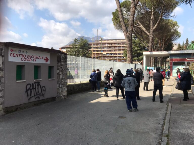 VIDEO/ Vaccini per docenti e personale scolastico: dopo le polemiche si parte anche ad Avellino