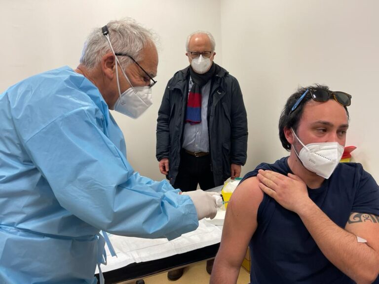 FOTO E VIDEO / Al “Moscati” di Avellino si sperimenta il vaccino ReiThera: oggi i primi 9 volontari su 50