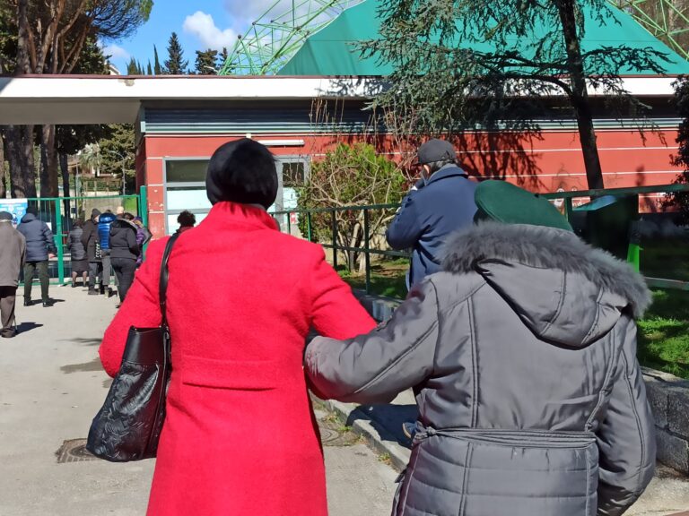 FOTO E VIDEO / Seconda dose di vaccino, gli over 80 di Avellino “richiamati” al campo Coni. Ma in Irpinia in tanti attendono ancora la prima