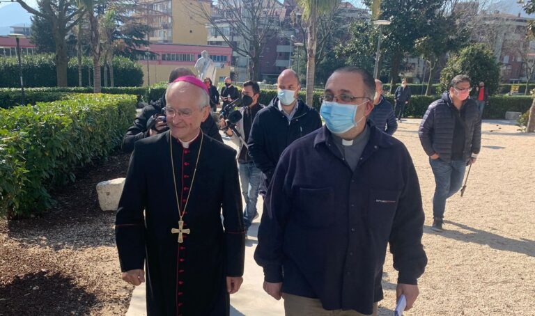 VIDEO/ “Pasqua in rosso e colma di angoscia, ma Gesù ci dà speranza e i nostri stanno arrivando”. Settimana Santa, il vescovo invita a resistere