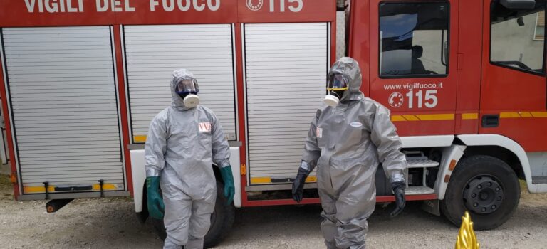 FOTO / Montecalvo, anziani positivi al covid senza energia elettrica da ieri: provvidenziale intervento dei vigili del fuoco e plauso del Prefetto