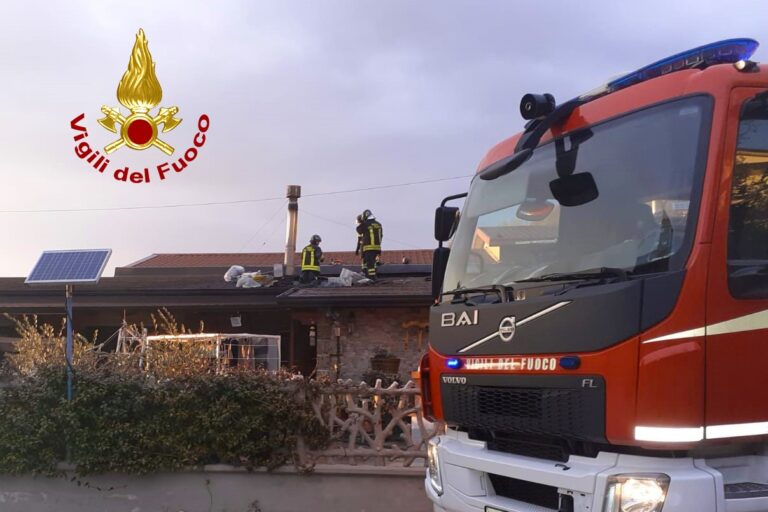 Canna fumaria in fiamme, paura per una famiglia di Atripalda