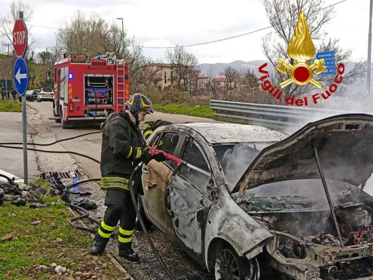 Spavento a Sant’Angelo a Scala, auto in fiamme: donna alla guida accusa malore