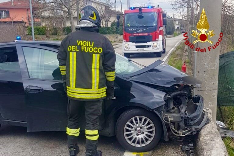 Incidente a San Martino Valle Caudina, auto finisce contro un palo di cemento: 2 feriti