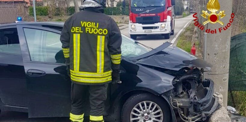 Incidente a San Martino Valle Caudina, auto finisce contro un palo di cemento: 2 feriti