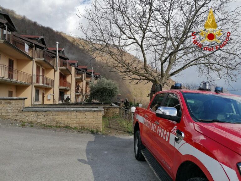 VIDEO/ Abitazione in fiamme a Monteforte Irpino: il proprietario non era in casa
