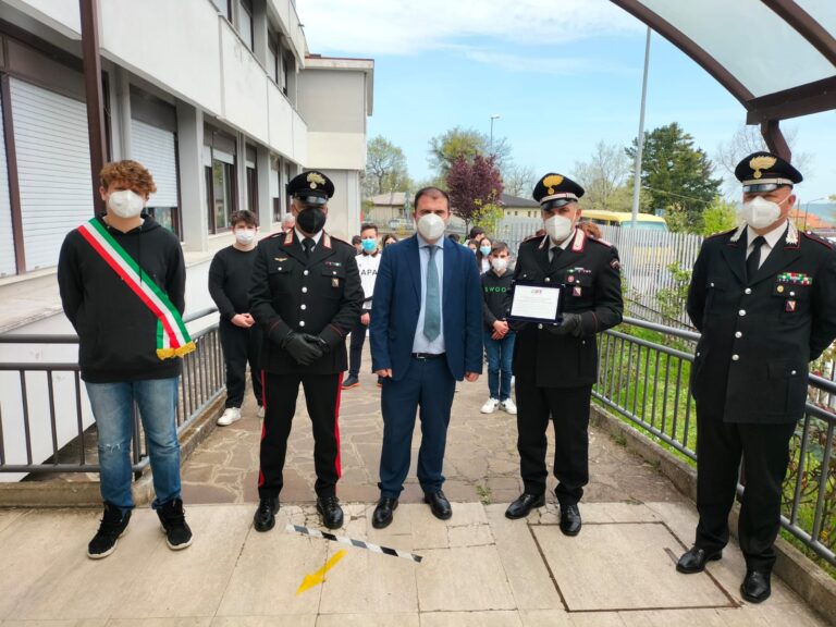 FOTO / Torella, sventano furto di computer a scuola: gli alunni ringraziano i carabinieri