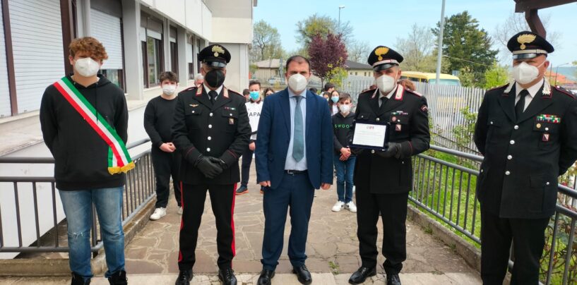FOTO / Torella, sventano furto di computer a scuola: gli alunni ringraziano i carabinieri