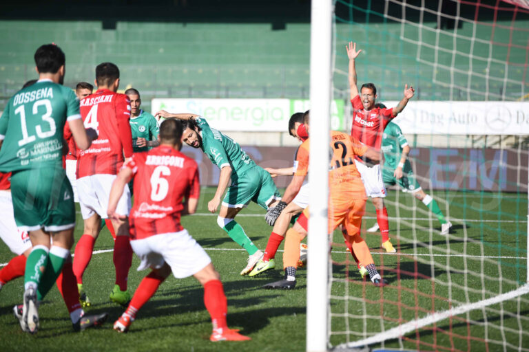 FOTO/ L’Avellino si complica la vita: solo un pari con il Teramo