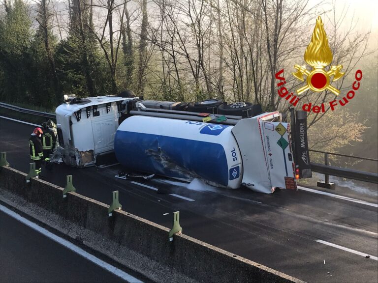 VIDEO/ Autocisterna con ossigeno si ribalta: raccordo AV-SA in tilt