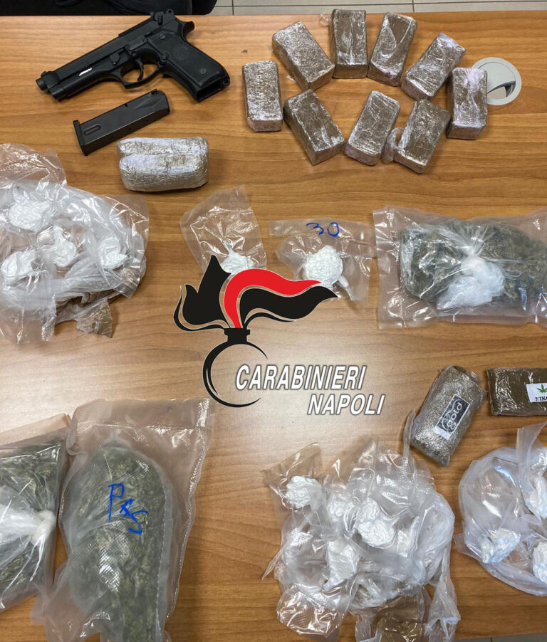 Napoli, rione Traiano: sequestrata una pistola e oltre 2 chili di droga