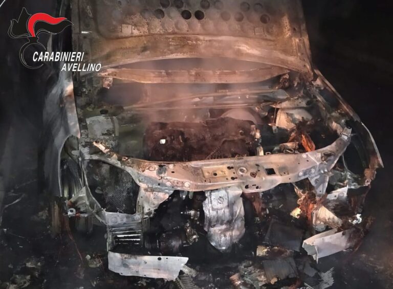 Aiello del Sabato, auto in fiamme nella notte: i carabinieri indagano