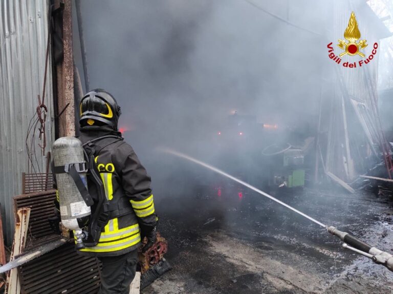 FOTO E VIDEO / Quindici, incendio in deposito di una ditta edile: otto ore per spegnerlo