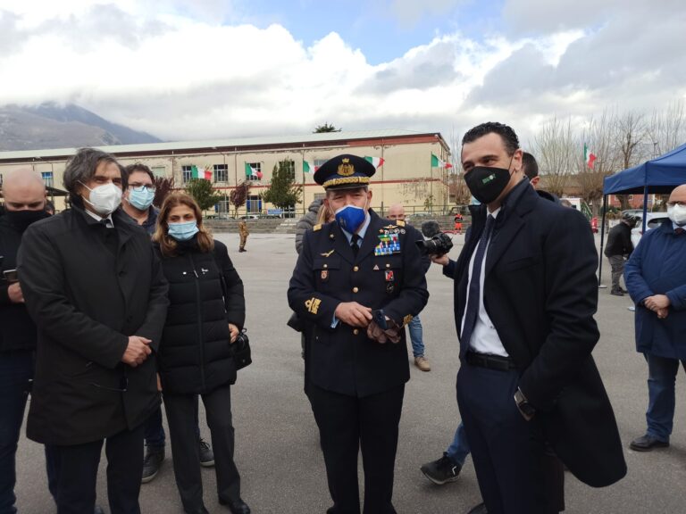 FOTO E VIDEO / Drive-through alla Berardi, tutto alla perfezione: è l’Esercito, bellezza. “A breve vaccinazione di massa”