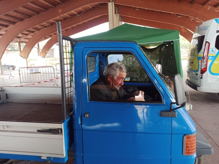 FOTO E VIDEO / Mario, tampone a bordo della sua “amata” Apecar. “Ora posso tornare a lavorare nei campi”