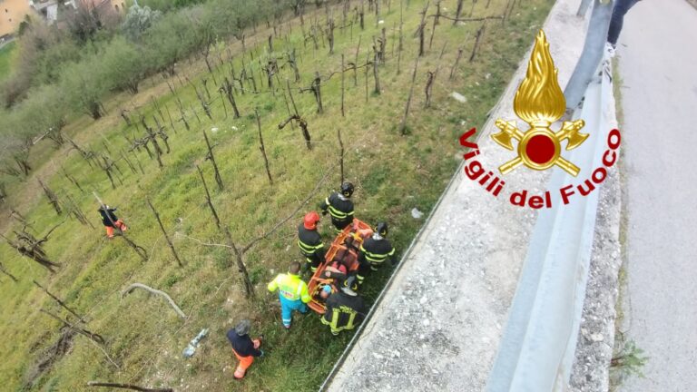 Cade da un muro alto circa sei metri: soccorso e trasportato al Moscati