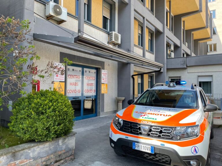 FOTO E VIDEO / “Un’arma in più contro il covid”. Ariano saluta la prima paziente sottoposta a terapia monoclonale