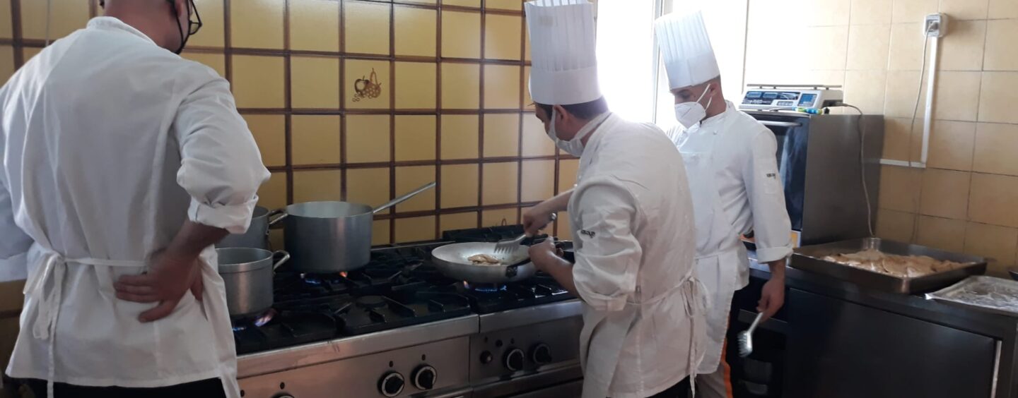 FOTO / Da margini della società ad aiuto chef. Un futuro dal “sapore” diverso per i ragazzi di “Casa sulla Roccia”