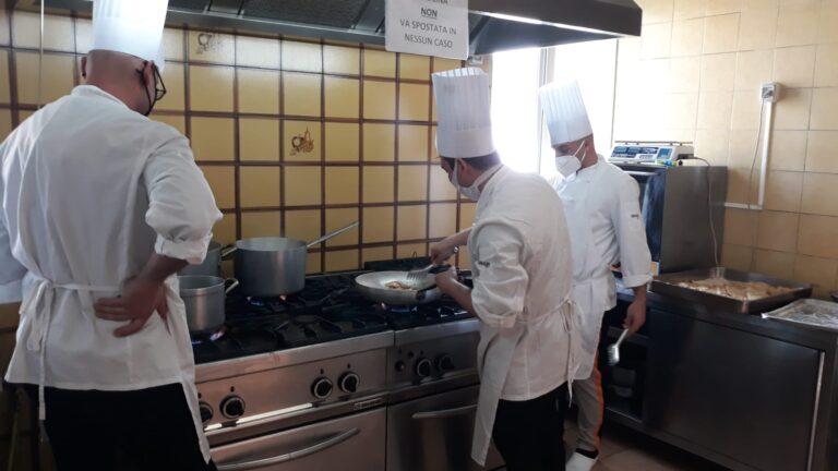 FOTO / Da margini della società ad aiuto chef. Un futuro dal “sapore” diverso per i ragazzi di “Casa sulla Roccia”