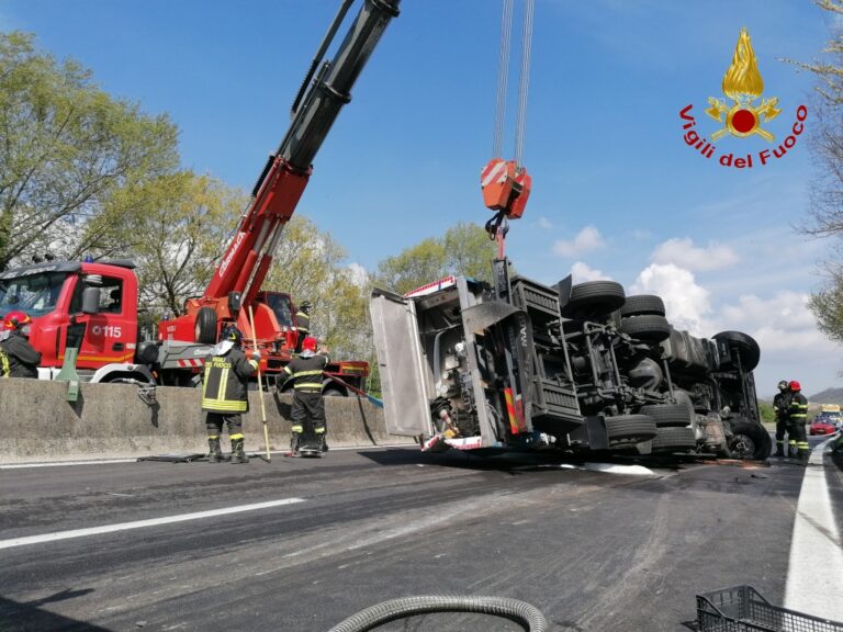 VIDEO-FOTO/ Cisterna ribaltata sul raccordo Avellino-Salerno, cinque ore di lavoro per i caschi rossi