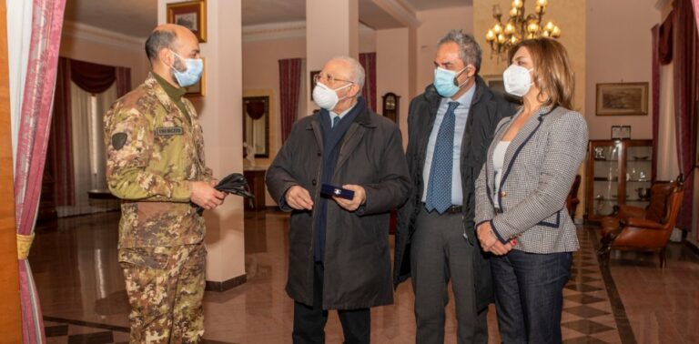 VIDEO-FOTO/ De Luca, doppia tappa in Irpinia: dopo Sant’Angelo dei Lombardi visita al Drive through della Caserma Berardi