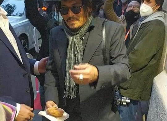 A Barcellona Johnny Depp conquistato dalle zeppole irpine di Lapio/VIDEO