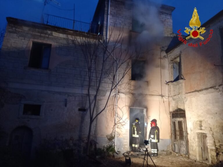 VIDEO/ Mirabella Eclano, incendio in campagna: paura per un’anziana