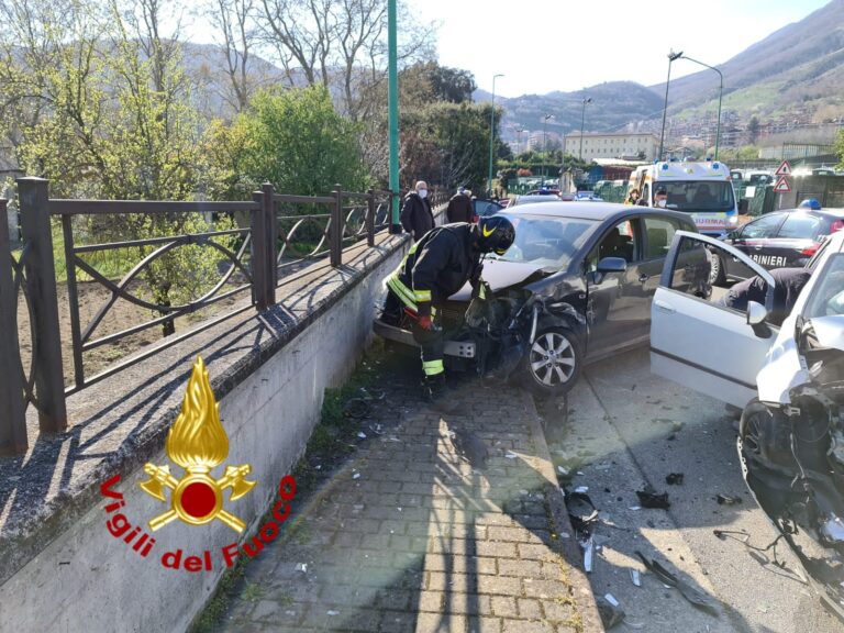 Incidente fra auto alla rotonda del Loreto: due persone coinvolte