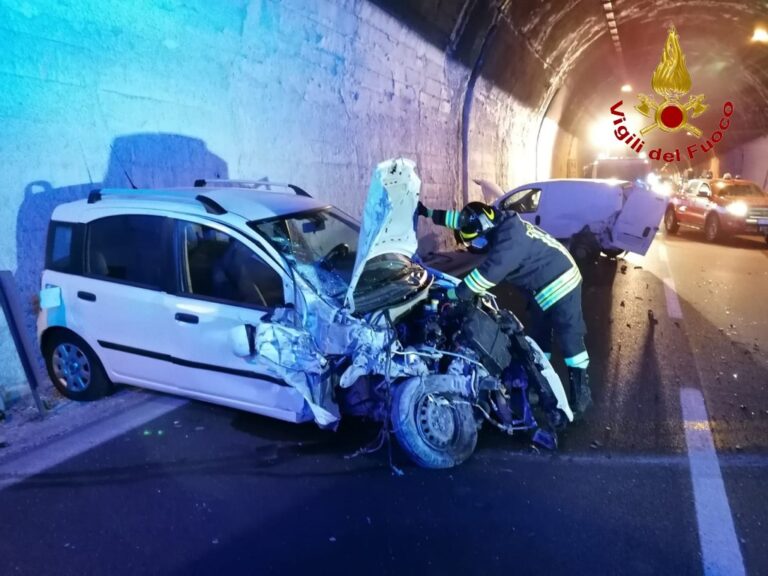 Incidente tra auto sotto la galleria Montepergola: feriti trasportati al Moscati