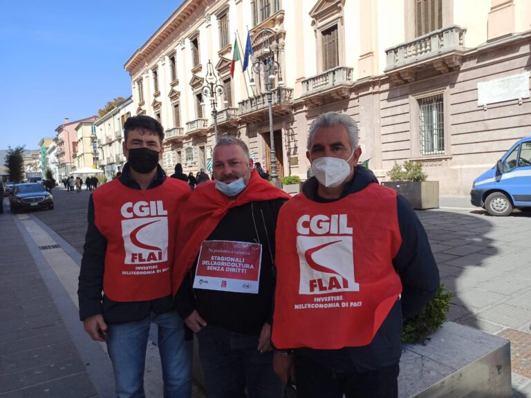 FOTO E VIDEO / Crisi anche per il settore agricolo, lavoratori in piazza: in Irpinia rischiano il posto in 8mila