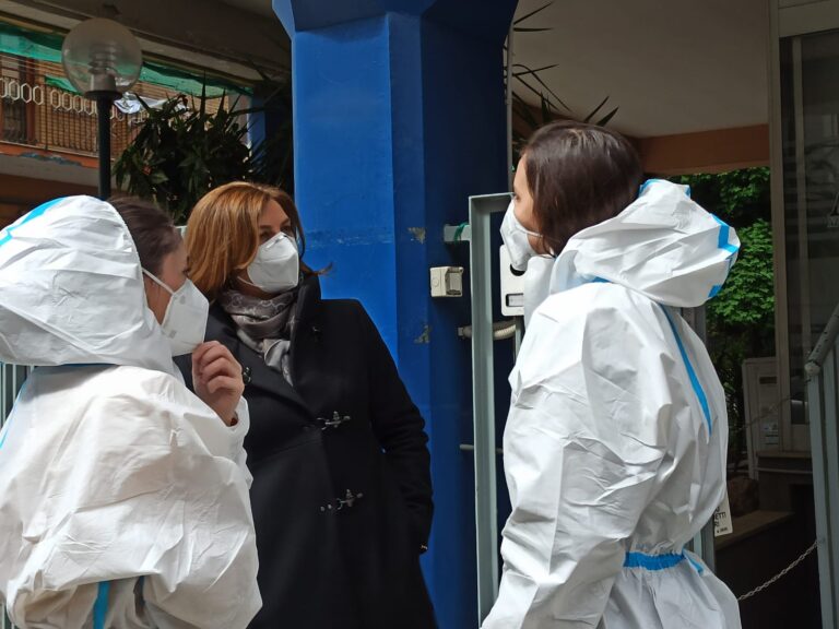 FOTO E VIDEO / Vaccini a domicilio, l’emozione di chi li fa e di chi li riceve. “Completeremo in 15 giorni”