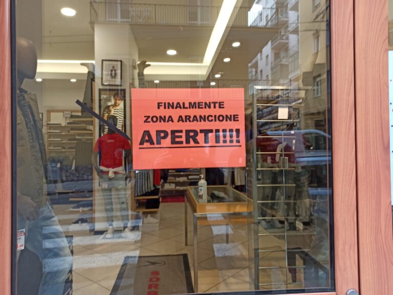 FOTO E VIDEO / Alle 7 già al lavoro, l’arancione ha l’oro in bocca. “Disposti a restare aperti anche 12-14 ore al giorno per i nostri clienti”