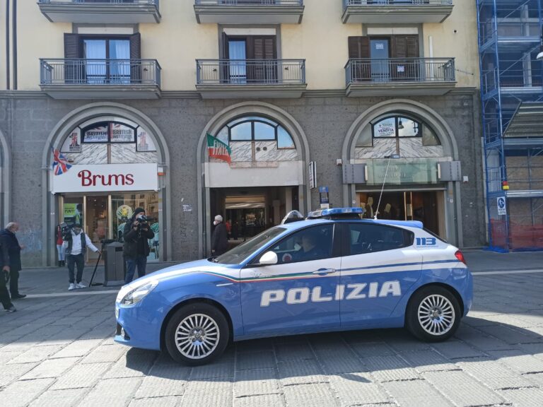 FOTO E VIDEO / Volevano ammazzare tutta la famiglia e fuggire via insieme. Omicidio al Corso, i fidanzati confessano